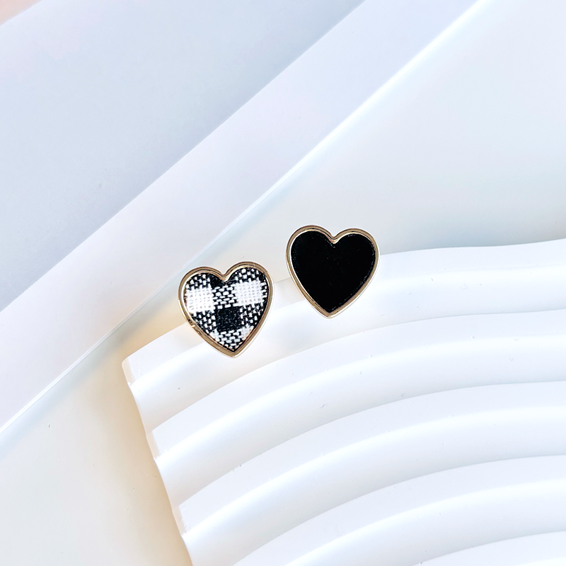 Plaid Heart Stud Earrings