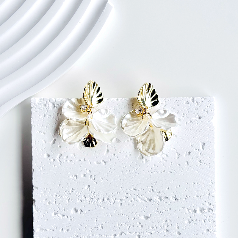 Pearly Shell Dangly Earrings